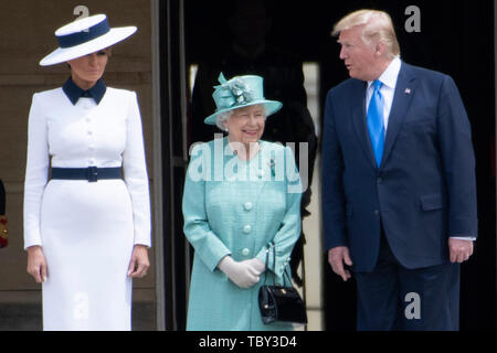 London, Großbritannien. 3. Juni 2019. Königin Elizabeth II (C), der US-Präsident Donald Trump und seine Frau Melania Trump eine begrüßungszeremonie am Buckingham Palace in London, Großbritannien, am 3. Juni 2019 teil. Us-Präsident Donald Trump kam in London am Montag seine dreitägige Staatsbesuch in Großbritannien zu beginnen, da die weit verbreitete Proteste gegen ihn eingestellt sind. Credit: Ray Tang/Xinhua/Alamy leben Nachrichten Stockfoto