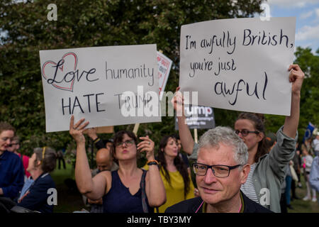 London, Großbritannien. 3. Juni 2019. Hunderte von Demonstranten kamen am Nachmittag in die Mall des Staates und Veranstaltungsräume mit der Queen im Buckingham Palace in der ersten Nacht von Präsident Trump Staatsbesuch in Großbritannien zu stören. Der zentralen Demonstration gegen den Präsidenten ist für morgen geplant, wenn so viele wie 250.000 Demonstranten''""" einschließlich einer Reihe von Senior Labour MPs - durch vom Trafalgar Square, die Downing Street bis März. Credit: Velaren Grant/ZUMA Draht/Alamy leben Nachrichten Stockfoto