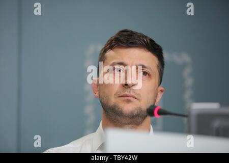 Juni 3, 2019 - Präsident der Ukraine Volodymyr spricht mit Medien während der Pressekonferenz im Präsidialverwaltung in Kiew, Ukraine, 3. Juni 2019. Präsident Zelensky präsentiert der ehemalige Präsident Leonid Kutschma als Leiter der ukrainischen Delegation des Trilateralen Kontaktgruppe für die Ukraine (Credit Bild: © sergii KharchenkoZUMA Draht) Stockfoto