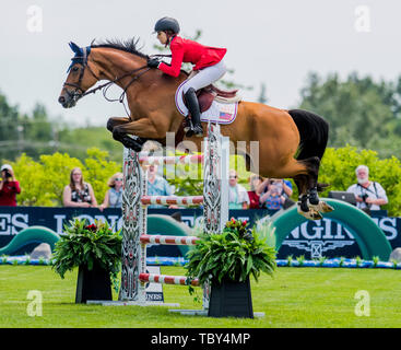 In Langley, British Columbia, KÖNNEN. 2. Juni 2019. LUCY DESLAURIERS (CAN) reitet in die longines FEI Jumping Nationen CupÂª von Kanada für Thunderbird Show Park am 2. Juni 2019 in LANGLEY BC KANADA HESTER. Credit: Cara Grimshaw/ZUMA Draht/Alamy leben Nachrichten Stockfoto