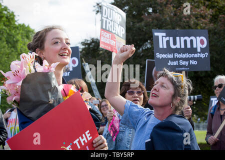 London, Großbritannien. 03 Juni, 2019. Frauen skandieren Parolen auf das "Festival des Widerstandes" vor den Toren des Buckingham Palace während eines Protestes gegen Donald Trump Besuch in Großbritannien. Credit: SOPA Images Limited/Alamy leben Nachrichten Stockfoto