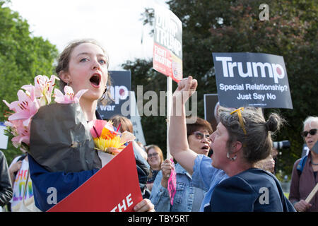 London, Großbritannien. 03 Juni, 2019. Frauen skandieren Parolen auf das "Festival des Widerstandes" vor den Toren des Buckingham Palace während eines Protestes gegen Donald Trump Besuch in Großbritannien. Credit: SOPA Images Limited/Alamy leben Nachrichten Stockfoto