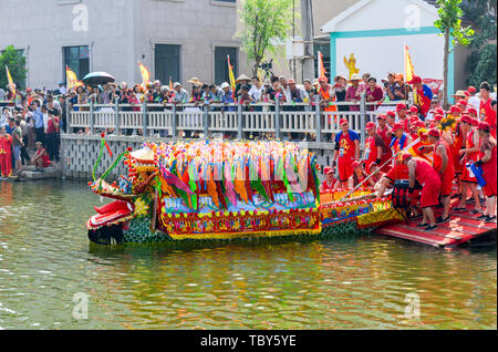 Huzhou, der chinesischen Provinz Zhejiang. 3. Juni 2019. Die Menschen drücken Sie einen Drachen Boot auf dem Wasser zu Nijiatian Dorf im Kreis Changxing Stadt Huzhou, der ostchinesischen Provinz Zhejiang, 3. Juni 2019. Verschiedene Aktivitäten werden im ganzen Land statt der kommenden Dragon Boat Festival, das am 7. Juni dieses Jahres zu feiern. Credit: Tan Yunfeng/Xinhua/Alamy leben Nachrichten Stockfoto