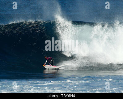 Surfers Point, Prevelly, Western Australia. 4. Juni, 2019. Margaret River Pro der Welt surfen League World Championship Tour; Carissa Moore von Hawaii an der Unterseite der Welle während ihrer Halbfinale Verlust zu Lakey Peterson von den Usa Credit: Aktion plus Sport/Alamy leben Nachrichten Stockfoto