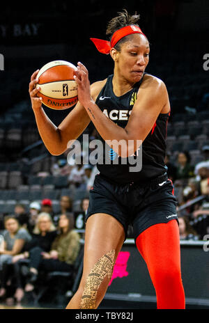 Las Vegas, NV, USA 02 Juni, 2019. A.: Las Vegas Center A'ja Wilson (22) an der Oberseite des Schlüssels während der Wnba Spiel zwischen den Connecticut Sun und der Las Vegas Asse 74-80 im Mandalay Bay Events Center Las Vegas NV verloren. Thurman James/CSM/Alamy leben Nachrichten Stockfoto