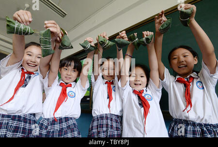 Handan, Handan, China. 4. Juni, 2019. Handan, CHINA - Die Schüler und Schülerinnen lernen, klebrigen Reis Knödel an einer Grundschule in Handan zu machen,ChinaÃ¢â'¬â"¢s Provinz Hebei, die bevorstehende Dragon Boat Festival Kennzeichnung. Credit: SIPA Asien/ZUMA Draht/Alamy leben Nachrichten Stockfoto