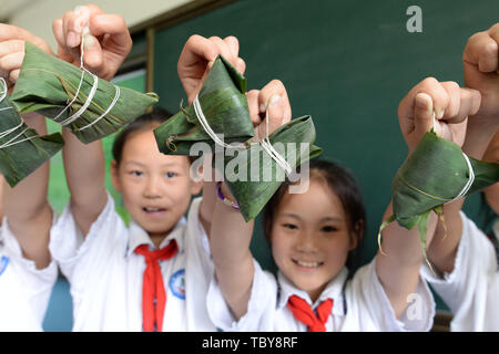 Handan, Handan, China. 4. Juni, 2019. Handan, CHINA - Die Schüler und Schülerinnen lernen, klebrigen Reis Knödel an einer Grundschule in Handan zu machen,ChinaÃ¢â'¬â"¢s Provinz Hebei, die bevorstehende Dragon Boat Festival Kennzeichnung. Credit: SIPA Asien/ZUMA Draht/Alamy leben Nachrichten Stockfoto