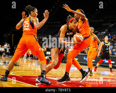 Las Vegas, NV, USA 02 Juni, 2019. A.: Las Vegas Center A'ja Wilson (22) Laufwerke an den Korb der WNBA Spiel zwischen den Connecticut Sun und der Las Vegas Asse 74-80 im Mandalay Bay Events Center Las Vegas NV verloren. Thurman James/CSM/Alamy leben Nachrichten Stockfoto