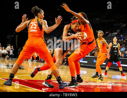 Las Vegas, NV, USA 02 Juni, 2019. A.: Las Vegas Center A'ja Wilson (22) Laufwerke an den Korb der WNBA Spiel zwischen den Connecticut Sun und der Las Vegas Asse 74-80 im Mandalay Bay Events Center Las Vegas NV verloren. Thurman James/CSM/Alamy leben Nachrichten Stockfoto