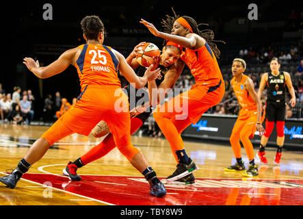 Las Vegas, NV, USA 02 Juni, 2019. A.: Las Vegas Center A'ja Wilson (22) Laufwerke an den Korb der WNBA Spiel zwischen den Connecticut Sun und der Las Vegas Asse 74-80 im Mandalay Bay Events Center Las Vegas NV verloren. Thurman James/CSM/Alamy leben Nachrichten Stockfoto