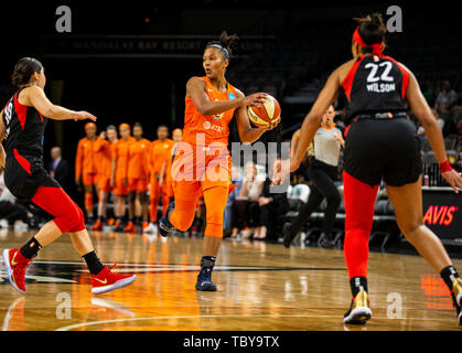 Las Vegas, NV, USA 02 Juni, 2019. A.: Connecticut Sun, Alyssa Thomas (25) sieht die Kugel während der Wnba Spiel zwischen den Connecticut Sun und der Las Vegas Asse 80-74 zu gewinnen im Mandalay Bay Events Center in Las Vegas NV. Thurman James/CSM/Alamy leben Nachrichten Stockfoto