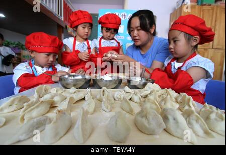 Handan, Handan, China. 4. Juni, 2019. Handan, CHINA - Kinder erleben Sie verschiedene Berufe wie Krankenschwester und Küchenchef in einem Kindergarten in Handan,ChinaÃ¢â'¬â"¢s Xinjiang, Kennzeichnung ChildrenÃ¢â'¬â"¢s Tag. Credit: SIPA Asien/ZUMA Draht/Alamy leben Nachrichten Stockfoto