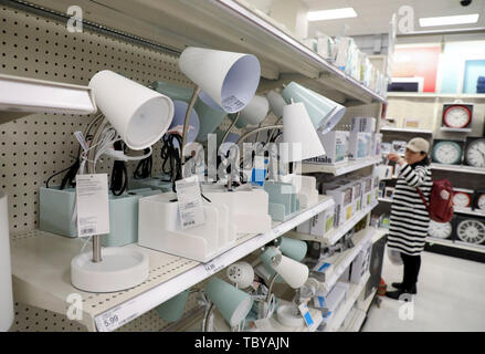 New York, USA. 20 Mai, 2019. Lampen in China getroffen werden, und Target Store in New York gesehen, die Vereinigten Staaten, 20. Mai 2019. Credit: Wang Ying/Xinhua/Alamy leben Nachrichten Stockfoto