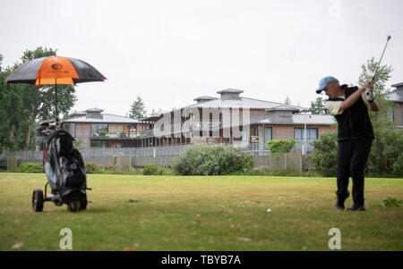 04. Juni 2019, France (Frankreich), Bruz: ein Golfspieler Tests ein Golf Anschlag vor das Team hotel der nationalen Die deutsche Fussball-Nationalmannschaft der Frauen. Das erste Spiel der deutschen Mannschaft findet am 8. Juni gegen China statt in Rennes. Foto: Sebastian Gollnow/dpa Stockfoto