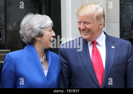 Der britische Premierminister Theresa May und US-Präsident Donald Trump Stellen außerhalb 10 Downing Street in London, England. Präsident Trumpf des dreitägigen Staatsbesuch begann mit Mittagessen mit der Königin, die von einem Staat und Veranstaltungsräume im Buckingham Palace, während heute wird er geschäftliche Treffen mit dem Premierminister und der Herzog von York, vor Reisen nach Portsmouth das 75-jährige Jubiläum der D-Day Landungen zu markieren teilnehmen. Juni 4 2019 REF: MES 192039 Credit: Matrix/MediaPunch *** FÜR NUR USA *** Stockfoto