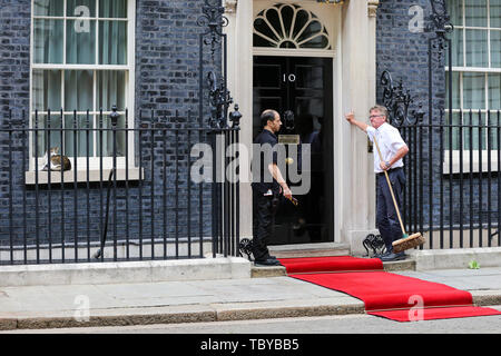 Downing Street, London, UK. 4. Juni, 2019. Handwerker legen Sie den roten Teppich wie Larry, die Downing Street 10 Katze und Chief Mouser des Cabinet Office schlafen auf der Fensterkante als US-Präsident Donald Trump und First Lady Melania Trump gesehen wird erwartet, Downing Street am zweiten Tag der United States presidential Staatsbesuch in Großbritannien zu kommen.. Credit: Dinendra Haria/Alamy leben Nachrichten Stockfoto