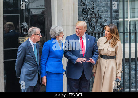 London, Großbritannien. 4. Juni, 2019. Donald Trump, dem US-Präsidenten und der First Lady, Melania, kommen in der Downing Street. Der Premierminister Theresa May und Herr können Sie an der Tür begrüßen. Credit: Guy Bell/Alamy leben Nachrichten Stockfoto