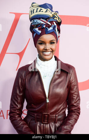 Brooklyn, Vereinigte Staaten. 03 Juni, 2019. BROOKLYN, NEW YORK CITY, NEW YORK, USA - Juni 03: Halima Aden kommt an der 2019 CFDA Fashion Awards im Brooklyn Museum am 3. Juni 2019 in Brooklyn, New York City, New York, United States statt. (Quelle: Bild Presse Agentur/Alamy leben Nachrichten Stockfoto