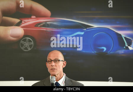 Brünn, Tschechien. 04 Juni, 2019. Craig Balis, Vice President und Global Technischer Direktor der Garrett Motion Company, spricht während Treffen mit Journalisten in der Forschung Garrett's Motion- und Entwicklungszentrum Entwicklung Auto der Zukunft Technologie ist in Brünn, Tschechische Republik, am 4. Juni 2019. Credit: Vaclav Salek/CTK Photo/Alamy leben Nachrichten Stockfoto