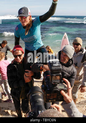 Surfers Point, Prevelly, Western Australia. 4. Juni, 2019. Margaret River Pro der Welt surfen League World Championship Tour; Lakey Peterson der Vereinigten Staaten ist vom Strand nach defeatingTatiana Weston Webb aus Brasilien in der endgültigen Gutschrift unter dem Vorsitz: Aktion plus Sport/Alamy leben Nachrichten Stockfoto