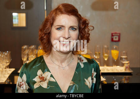 Hamburg, Deutschland. 04 Juni, 2019. Monica Lierhaus, Moderator, kommt zu Le Meridien Hamburg an der Alster für Damen Mittagessen für Schlaganfall - betroffene Kinder. Quelle: Georg Wendt/dpa/Alamy leben Nachrichten Stockfoto