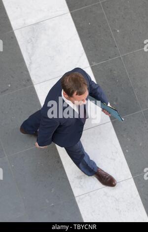 Dresden, Deutschland. 04 Juni, 2019. Michael Kretschmer (CDU), Ministerpräsident von Sachsen, Blätter der Landeskirche Amt nach einer Gesprächsrunde mit Vertretern der Kirche. Auf der Tagung der Bischöfe der Evangelischen und der Katholischen Kirche in Sachsen wollen über die sozialen Herausforderungen zu sprechen. Es geht darum, den sozialen Zusammenhalt, die Verantwortung des Einzelnen und die Rolle der Kirchen als Vermittler. Credit: Sebastian Kahnert/dpa-Zentralbild/dpa/Alamy leben Nachrichten Stockfoto