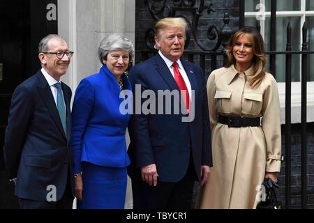 London, Großbritannien. 4. Juni, 2019. Us-Präsident Donald Trump (2. R) und die erste Dame Melania Trump (1. R) posieren für Fotos mit dem britischen Premierminister Theresa May (2 L) und ihr Ehemann Philip kann (1.L) an 10 Downing Street in London, Großbritannien am 4. Juni 2019. Credit: Alberto Pezzali/Xinhua/Alamy leben Nachrichten Stockfoto