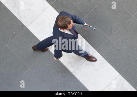 Dresden, Deutschland. 04 Juni, 2019. Michael Kretschmer (CDU), Ministerpräsident von Sachsen, Blätter der Landeskirche Amt nach einer Gesprächsrunde mit Vertretern der Kirche. Auf der Tagung der Bischöfe der Evangelischen und der Katholischen Kirche in Sachsen wollen über die sozialen Herausforderungen zu sprechen. Es geht darum, den sozialen Zusammenhalt, die Verantwortung des Einzelnen und die Rolle der Kirchen als Vermittler. Credit: Sebastian Kahnert/dpa-Zentralbild/dpa/Alamy leben Nachrichten Stockfoto