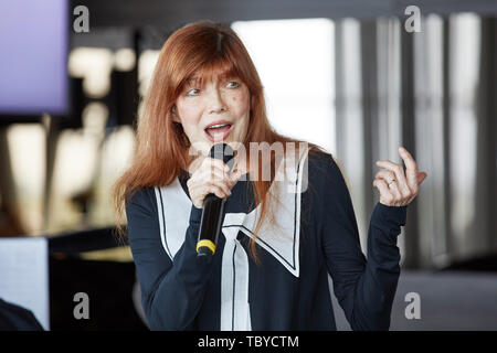 Hamburg, Deutschland. 04 Juni, 2019. Katja Ebstein, Sänger, ist auf der Bühne des Damen Mittagessen für Schlaganfall - betroffene Kinder im Le Meridien Hamburg. Quelle: Georg Wendt/dpa/Alamy leben Nachrichten Stockfoto