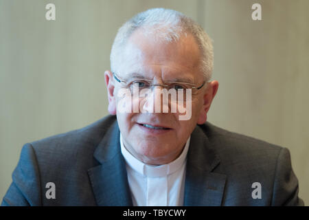 Dresden, Deutschland. 04 Juni, 2019. Heinrich Timmerevers, römisch-katholischer Bischof, spricht bei einer Diskussion mit Vertretern der Kirche auf der regionalen kirchlichen Amt. Auf der Tagung der Bischöfe der Evangelischen und der Katholischen Kirche in Sachsen wollen über die sozialen Herausforderungen zu sprechen. Es geht darum, den sozialen Zusammenhalt, die Verantwortung des Einzelnen und die Rolle der Kirchen als Vermittler. Credit: Sebastian Kahnert/dpa-Zentralbild/dpa/Alamy leben Nachrichten Stockfoto