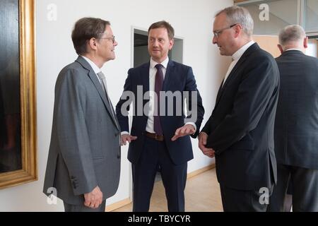 Dresden, Deutschland. 04 Juni, 2019. Markus Dröge (L-R), der evangelische Bischof Berlin-Brandenburg, Michael Kretschmer (CDU), Ministerpräsident von Sachsen, und Carsten Rentzing, Bischof der Evangelisch-lutherischen Landeskirche Sachsens, wird mit Vertretern der Kirche aus der regionalen kirchlichen Amt erfüllen nach einer Runde von Gesprächen. Auf der Tagung der Bischöfe der Evangelischen und der Katholischen Kirche in Sachsen wollte über die sozialen Herausforderungen zu sprechen. Es geht darum, den sozialen Zusammenhalt, die Verantwortung des Einzelnen und die Rolle der Kirchen als Vermittler. Credit: Sebastian Kahnert/dpa-Zentralbild/dpa/Alamy leben Nachrichten Stockfoto