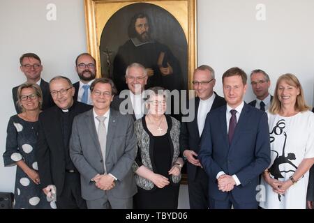 Dresden, Deutschland. 04 Juni, 2019. Michael Kretschmer (CDU, 3. von rechts), Ministerpräsident von Sachsen, Mitglieder der sächsischen Landesregierung sowie Vertreter der evangelischen Landeskirchen und der katholischen Diözesen wird für ein Gruppenfoto in den regionalen kirchlichen Amt erfüllen nach einer Diskussionsrunde. Auf der Tagung der Bischöfe der Evangelischen und der Katholischen Kirche in Sachsen wollte über die sozialen Herausforderungen zu sprechen. Es geht darum, den sozialen Zusammenhalt, die Verantwortung des Einzelnen und die Rolle der Kirchen als Vermittler. Credit: Sebastian Kahnert/dpa-Zentralbild/dpa/Alamy leben Nachrichten Stockfoto