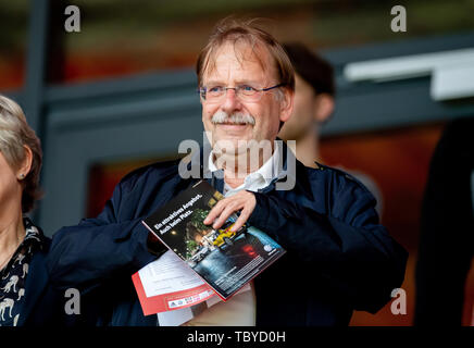 Mai 30, 2019: Regensburg, Continental Arena: Fußball Bundesländer überein Frauen: Deutschland - Chile: Rainer Koch, der Präsident des Deutschen Fußball-Bundes (DFB), als Besucher auf der Tribüne. Foto: Thomas Klausen | Verwendung weltweit Stockfoto