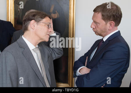 Dresden, Deutschland. 04 Juni, 2019. Michael Kretschmer (CDU, r), Ministerpräsident von Sachsen, und Markus Dröge, der evangelische Bischof von Berlin-Brandenburg, mit Kirche, Vertreter der regionalen kirchlichen Amt erfüllen nach einer Runde von Gesprächen. Auf der Tagung der Bischöfe der Evangelischen und der Katholischen Kirche in Sachsen wollte über die sozialen Herausforderungen zu sprechen. Es geht darum, den sozialen Zusammenhalt, die Verantwortung des Einzelnen und die Rolle der Kirchen als Vermittler. Credit: Sebastian Kahnert/dpa-Zentralbild/dpa/Alamy leben Nachrichten Stockfoto