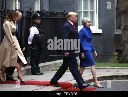 London, Großbritannien. 04 Juni, 2019. Donald Trump (Präsident der Usa), und die Erste Dame Melania Trump (2. links), lassen Sie Nummer 10 Downing Street mit Theresa (Premierminister von Großbritannien), und ihr Ehemann Philip kann (links). Der Präsident traf der Ministerpräsident bei seinem Staatsbesuch in Großbritannien. Donald Trump, Staatsbesuch, die Downing Street, London, UK am 4. Juni 2019. Credit: Paul Marriott/Alamy leben Nachrichten Stockfoto