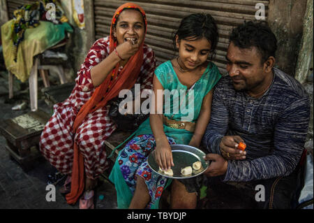 (190604) -- Kalkutta, 4. Juni 2019 (Xinhua) - Leute genießen Iftar, die Mahlzeit, die schnell während des heiligen Monats Ramadan zu Ende, in Kolkata, Indien, am 3. Juni 2019. (Xinhua / tumpa Mondal) Stockfoto