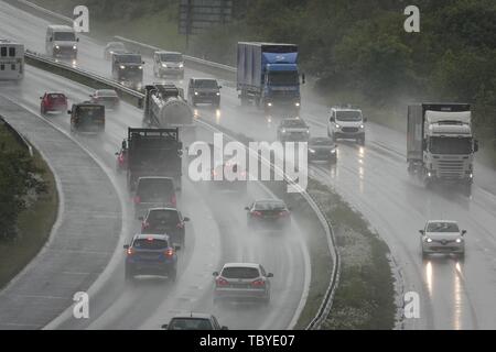 Swansea, Wales, UK. 4. Juni 2019. Wetter: Schlechte Fahrbedingungen auf der M4, die hier abgebildeten westlich der Kreuzung 47, Swansea, an einem regnerischen Tag mit dunklen Wolken und gelegentlich heftigen Regenschauern. Credit: Gareth Llewelyn/Alamy leben Nachrichten Stockfoto