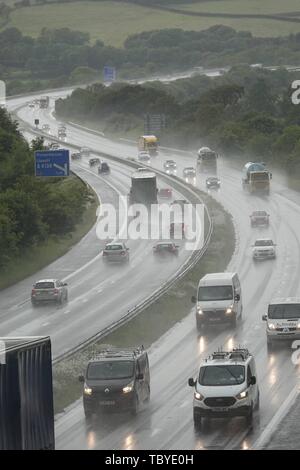 Swansea, Wales, UK. 4. Juni 2019. Wetter: Schlechte Fahrbedingungen auf der M4, die hier abgebildeten westlich der Kreuzung 47, Swansea, an einem regnerischen Tag mit dunklen Wolken und gelegentlich heftigen Regenschauern. Credit: Gareth Llewelyn/Alamy leben Nachrichten Stockfoto