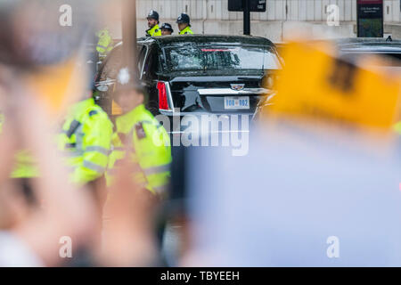 London, Großbritannien. 4. Juni, 2019. Der Präsident verlässt Downing Street in das Tier, Vergangenheit Demonstranten - Protest der Besuch von Donald Trump, der Präsident der USA, in Parliament Square, mit Hilfe eines riesigen aufblasbaren Trump Baby. Credit: Guy Bell/Alamy leben Nachrichten Stockfoto