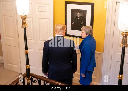 London, Großbritannien. 04 Juni, 2019. Us-Präsident Donald Trump und Ausgehende britische Premierminister Theresa May vorbei ein Portrait des ehemaligen britischen Premierminister Winston Churchill an Nr. 10 Downing Street Juni 4, 2019 in London, England. Credit: Planetpix/Alamy leben Nachrichten Stockfoto