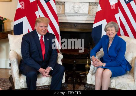 London, Großbritannien. 04 Juni, 2019. Us-Präsident Donald Trump erfüllt mit dem scheidenden britischen Premierminister Theresa May an Nr. 10 Downing Street Juni 4, 2019 in London, England. Credit: Planetpix/Alamy leben Nachrichten Stockfoto