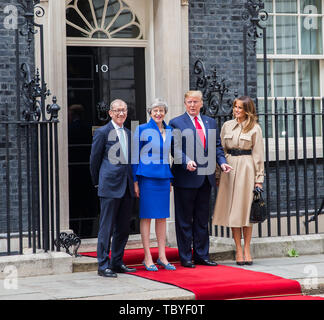 London, Großbritannien. 4. Juni, 2019. Philip, Theresa May, Präsident Trump und Melania Trump posieren für die Fotografen außerhalb der Downing Street während seiner dreitägigen Staatsbesuch in Großbritannien. Credit: Keith Larby/Alamy leben Nachrichten Stockfoto