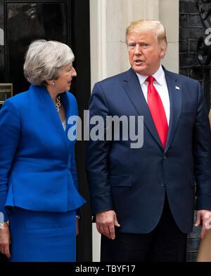 London, Großbritannien. 04 Juni, 2019. PM Theresa May begrüßt der Präsident Donald Trump und First Lady Melania Trump in Downing Street 10. London, Großbritannien. 04/06/2019 | Verwendung der weltweiten Kredit: dpa Picture alliance/Alamy leben Nachrichten Stockfoto