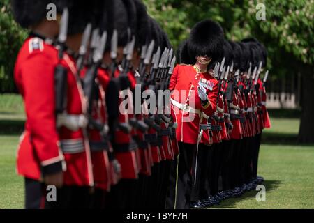 London, Großbritannien. 03 Juni, 2019. Die Königinnen, die Wachen zu einem Royal Salute begrüßt US-Präsident Donald Trump und First Lady Melania Trump während einer offiziellen Zeremonie im Buckingham Palace Juni 3, 2019 in London, England. Credit: Planetpix/Alamy leben Nachrichten Stockfoto