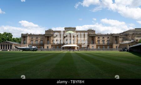 London, Großbritannien. 03 Juni, 2019. Marine ein Hubschrauber auf dem Rasen des Buckingham Palace, als US-Präsident Donald Trump Schritte kommt für die offizielle Begrüßungszeremonie Juni 3, 2019 in London, England. Credit: Planetpix/Alamy leben Nachrichten Stockfoto