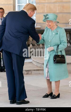 London, Großbritannien. 03 Juni, 2019. Us-Präsident Donald Trump grüßt Königin Elizabeth II. während der offiziellen Begrüßungszeremonie am Buckingham Palace Juni 3, 2019 in London, England. Credit: Planetpix/Alamy leben Nachrichten Stockfoto
