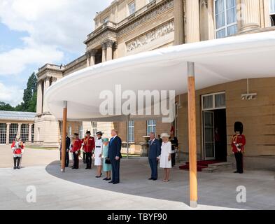 London, Großbritannien. 03 Juni, 2019. Us-Präsident Donald Trump, steht mit der Ersten Dame Melania Trump, und Queen Elizabeth II für die nationalhymnen während der offiziellen Begrüßungszeremonie am Buckingham Palace Juni 3, 2019 in London, England. Hinter der Königin sind Prinz Charles und die Herzogin von Cornwall. Credit: Planetpix/Alamy leben Nachrichten Stockfoto