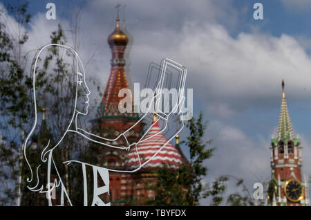 Moskau. 3. Juni 2019. Foto aufgenommen am 3. Juni 2019 zeigt der hl. Basilius Kathedrale auf ein Fenster in Moskau nieder, die Hauptstadt von Russland. Credit: Fei Maohua/Xinhua/Alamy leben Nachrichten Stockfoto