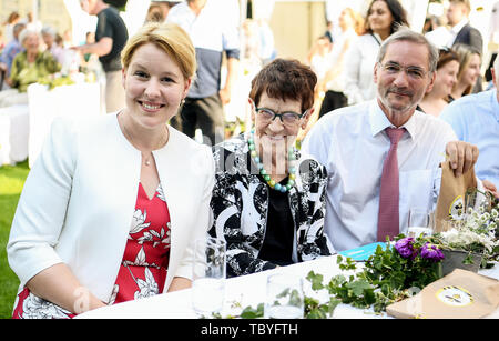 Berlin, Deutschland. 04 Juni, 2019. Franziska Giffey (SPD, l-r), Bundesministerin für Familie, Senioren, Frauen und Jugend, Rita Süssmuth (CDU), ehemaliger Präsident des Bundestags, und Matthias Platzeck (SPD), der ehemalige Vorsitzende und sitzen zusammen bei der Feier von 25 Jahren der Deutschen Kinder- und Jugendstiftung. Quelle: Britta Pedersen/dpa-Zentralbild/dpa/Alamy leben Nachrichten Stockfoto