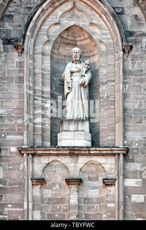 Montreal, Kanada - Juni, 2018: Skulptur des Heiligen Joseph in Nische an der Fassade der Basilika Notre-Dame von Montreal in Quebec, Kanada. Leitartikel Stockfoto